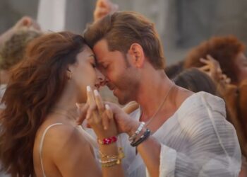War 2 has stormed the box office with ₹52.4 crore on day 1 and ₹100 crore by day 2 despite mixed reviews. Fans praise Hrithik Roshan, Jr NTR, Kiara Advani and the hit song “Aavan Jaavan.” Will War 2 sustain its momentum or struggle under criticism? Read the full review and box office analysis.